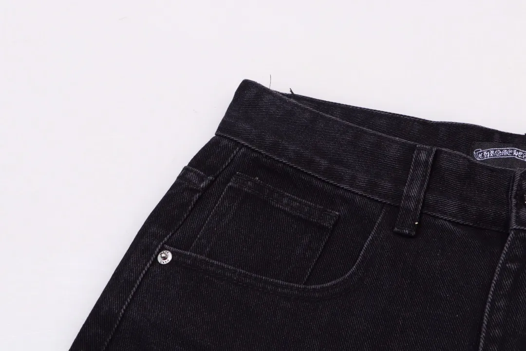 P250 model number: H428 Chrome Hearts CH Chrome Hearts heavy industry damaged ripped high street jeans exude uninhibited personality and unique charm. Every wear and tear is carefully designed to present a unique artistic feel. Made of imported denim fabric, which has undergone heavy industrial washing and destruction treatment, the trousers show a super cool effect on the upper body, allowing you to dominate the fashion stage.  This is more than just a pair of jeans, it is an expression of attitude. With its unique design concept and ultimate pursuit of details, Croxin breaks traditional boundaries and defines the jeans trend in the new era. The trousers are made of double-layer woven fabric and matched with customized hardware, showing an incomparably beautiful and unique style, making every wearer the focus of fashion. Imported denim fabric, super heavy-duty washed and damaged, the upper body is super cool! Customized hardware, incomparably good-looking model. The production process is difficult. It has a high-street feel. Color: black Size: S M L XL XXL